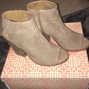 Gianni Bini taupe wedges booties.
